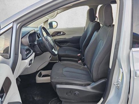 Used 2022 Chrysler Voyager LX image 15