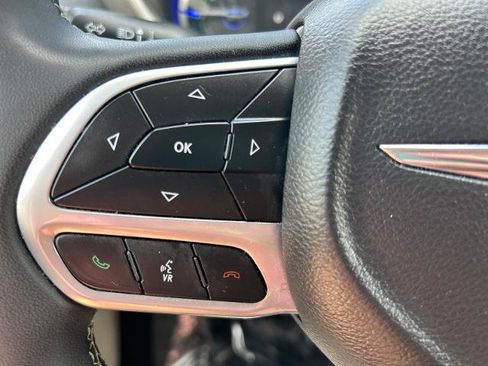 Used 2023 Chrysler Pacifica Touring-L FWD image 24