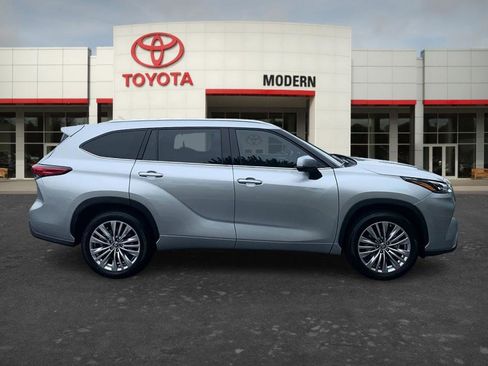 Used 2023 Toyota Highlander Platinum FWD image 4
