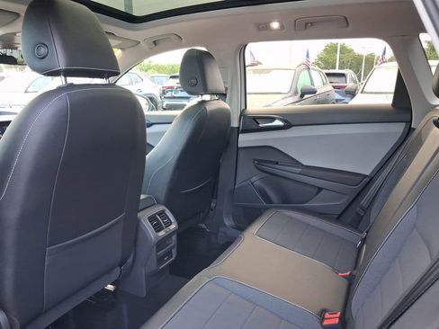 Used 2023 Volkswagen Taos SE w/ Panoramic Sunroof Package image 8
