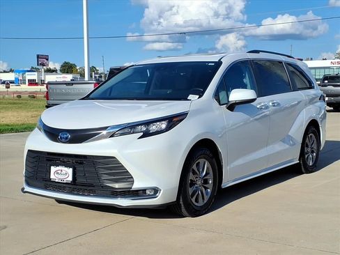 Certified 2024 Toyota Sienna XLE image 7