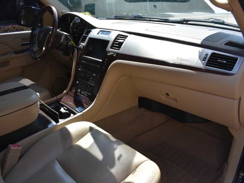 Used 2011 Cadillac Escalade Premium AWD/4WD image 39