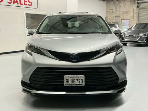 Used 2021 Toyota Sienna LE image 2