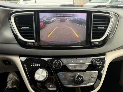 Used 2023 Chrysler Pacifica Touring-L FWD image 19