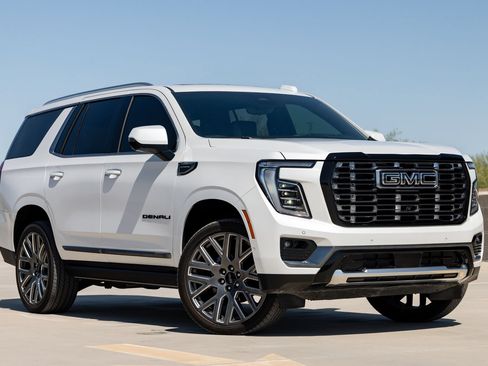 Used 2025 GMC Yukon Denali Ultimate AWD/4WD image 3