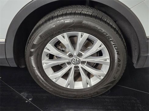 Used 2018 Volkswagen Tiguan SE w/ Panoramic Sunroof Package image 11