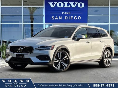 Certified 2025 Volvo V60 B5 Cross Country Plus image 1
