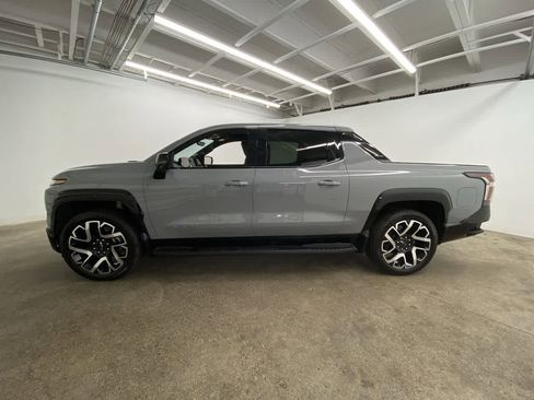 Used 2025 Chevrolet Silverado EV RST AWD/4WD image 3