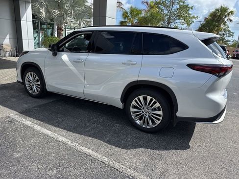 Used 2025 Toyota Highlander XSE image 11