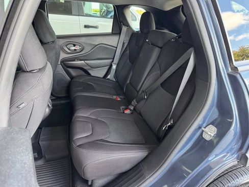 Used 2021 Jeep Cherokee Latitude FWD image 20