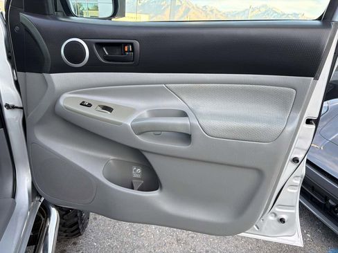 Used 2011 Toyota Tacoma 4x4 Double Cab w/ Towing Pkg image 18