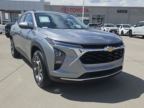 Used 2025 Chevrolet Trax LT FWD image 4