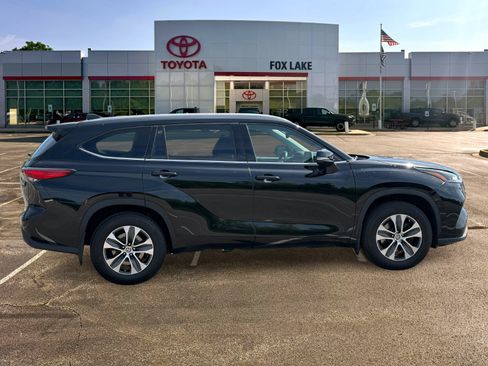 Used 2022 Toyota Highlander XLE AWD/4WD image 6