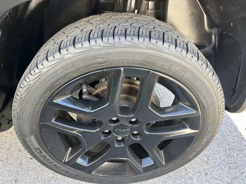 Used 2021 Jeep Renegade Latitude w/ Luxury Group II AWD/4WD image 9