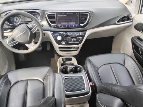 Used 2023 Chrysler Pacifica Touring-L FWD image 10