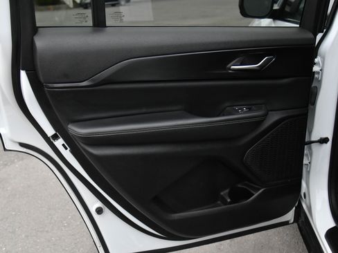 Used 2023 Jeep Grand Cherokee L Laredo image 34