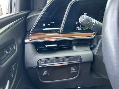 Used 2022 Cadillac Escalade Luxury w/ LPO, Floor Liner Package AWD/4WD image 27