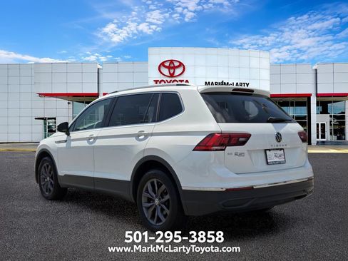 Used 2023 Volkswagen Tiguan SE w/ Panoramic Sunroof Package FWD image 3