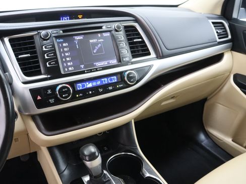 Used 2017 Toyota Highlander XLE AWD/4WD image 16