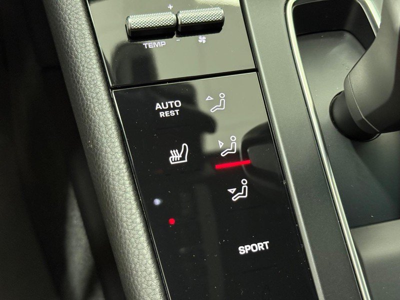 Certified 2025 Porsche Macan AWD/4WD image 25