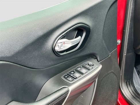 Used 2021 Jeep Cherokee Latitude Plus w/ Sun & Sound Group image 17