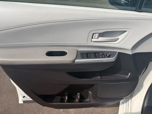 Used 2025 Toyota Sienna LE FWD image 3