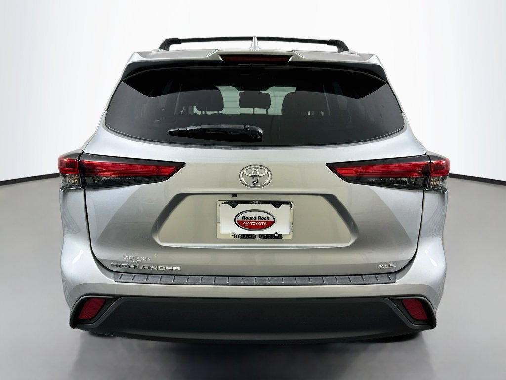 Used 2023 Toyota Highlander XLE FWD image 6