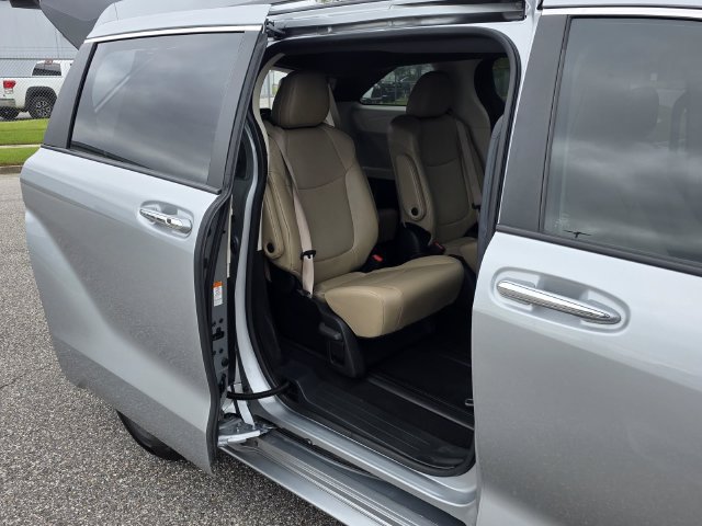 Certified 2023 Toyota Sienna XLE FWD image 17