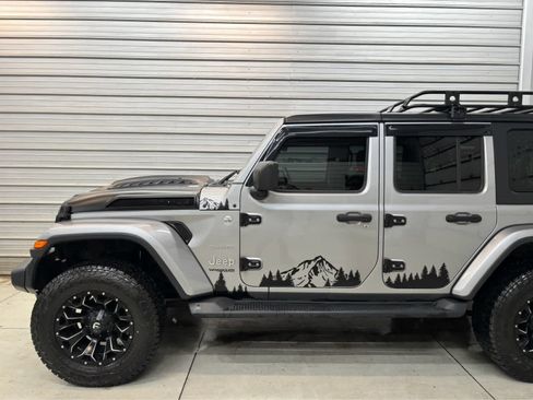 Used 2018 Jeep Wrangler Unlimited Sahara w/ Dual Top Group AWD/4WD image 3