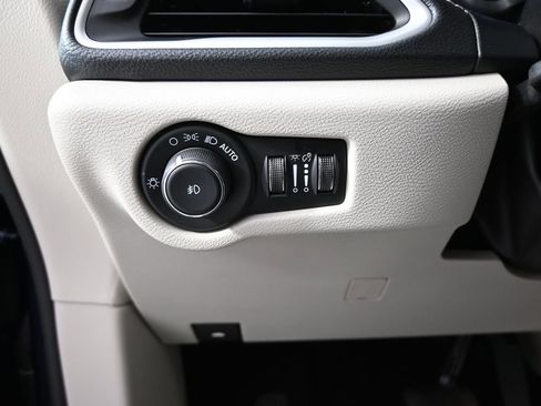 Used 2024 Chrysler Pacifica Touring-L AWD/4WD image 24