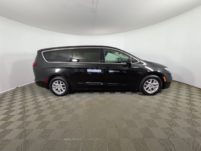 Used 2023 Chrysler Pacifica Touring-L FWD image 2