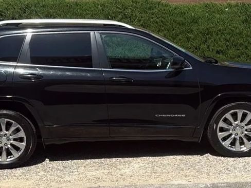 Used 2017 Jeep Cherokee Overland w/ Technology Group FWD image 6