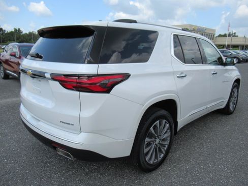 Used 2023 Chevrolet Traverse Premier FWD image 7