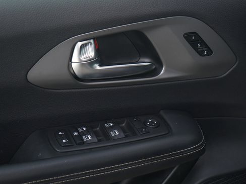 Used 2025 Chrysler Pacifica Select FWD image 25