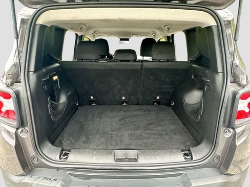 Used 2019 Jeep Renegade Latitude w/ Cold Weather Group AWD/4WD image 24