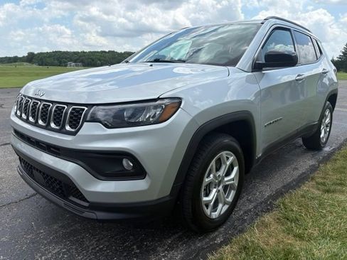 Used 2024 Jeep Compass Latitude AWD/4WD image 9