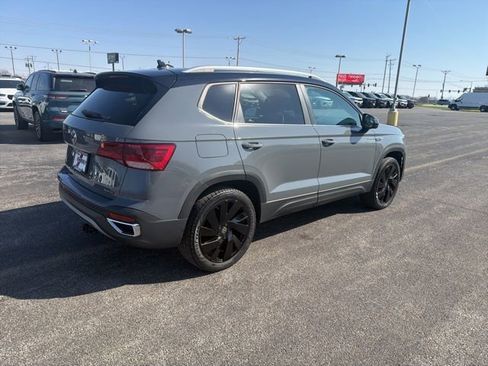 Used 2024 Volkswagen Taos SE image 3