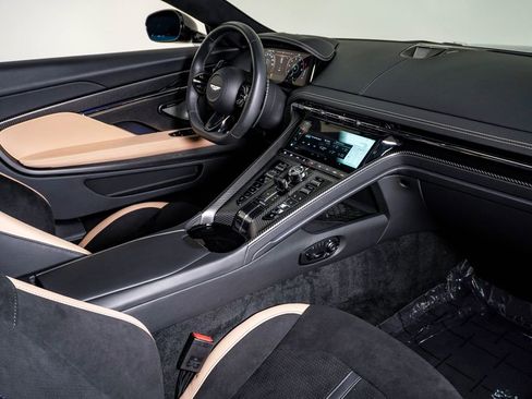 Used 2025 Aston Martin DB12 Coupe RWD image 17