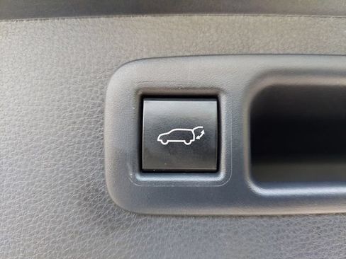 Used 2023 Toyota Highlander LE AWD/4WD image 10