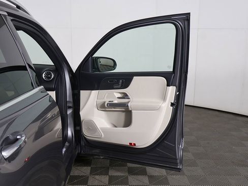 Used 2024 Mercedes-Benz GLB 250 4MATIC w/ Driver Assistance Package image 21
