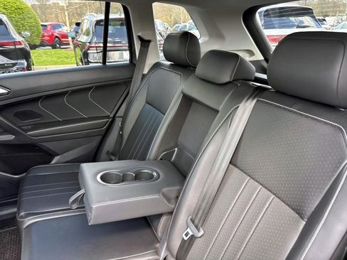 Used 2024 Volkswagen Tiguan SE w/ Panoramic Sunroof Package image 27