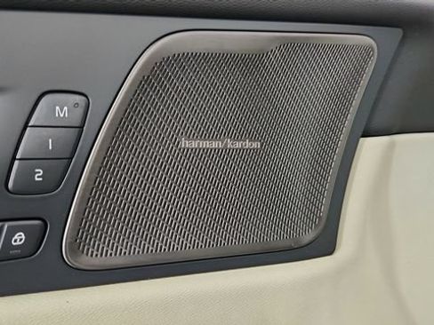 Used 2027 Volvo XC60 B5 Ultra AWD/4WD image 11