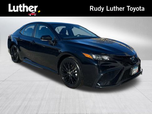 Used 2022 Toyota Camry SE image 1