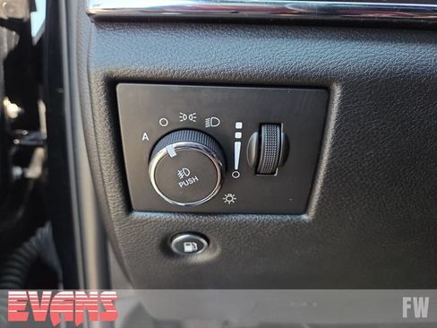 Used 2019 Jeep Grand Cherokee Overland AWD/4WD image 17