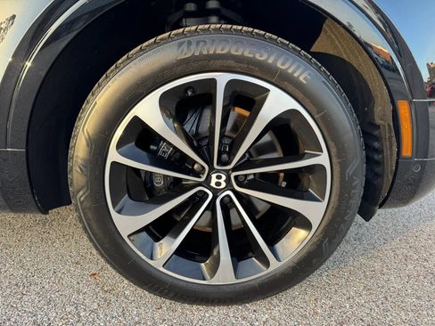 Used 2018 Bentley Bentayga AWD/4WD image 13