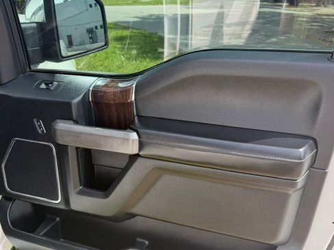 Used 2015 Ford F150 Platinum w/ Equipment Group 701A Luxury AWD/4WD image 17