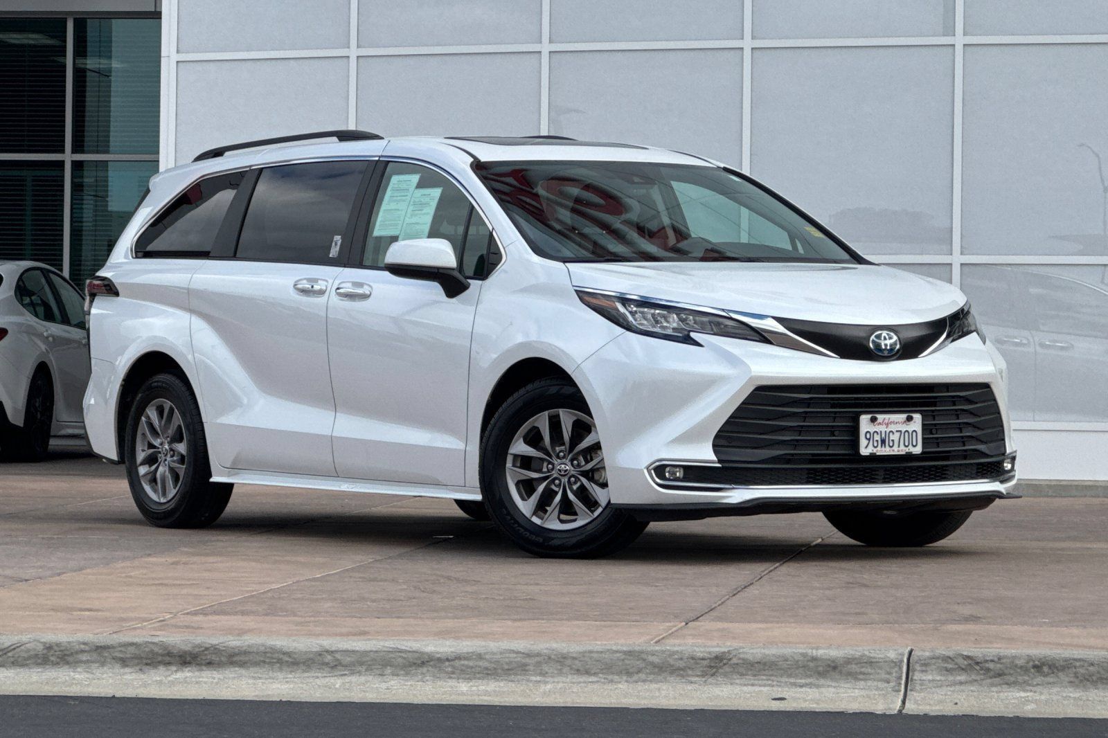 Used 2023 Toyota Sienna XLE FWD image 2