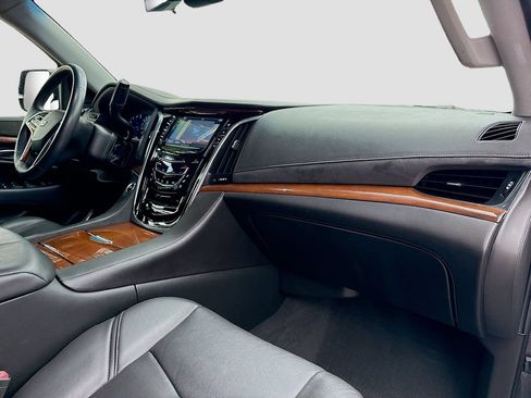 Used 2018 Cadillac Escalade Premium Luxury AWD/4WD image 33