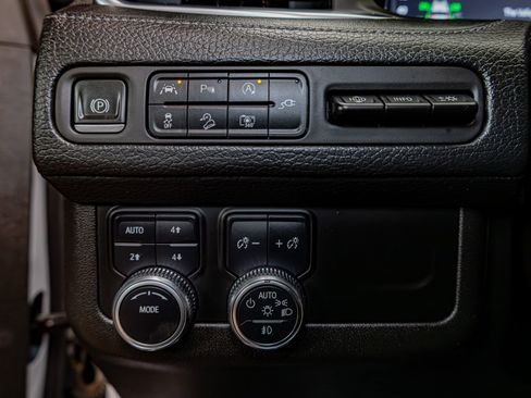 Used 2022 GMC Yukon XL Denali image 16