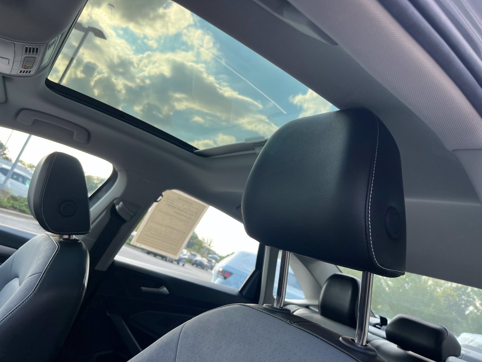Certified 2025 Volkswagen Jetta SE FWD image 35
